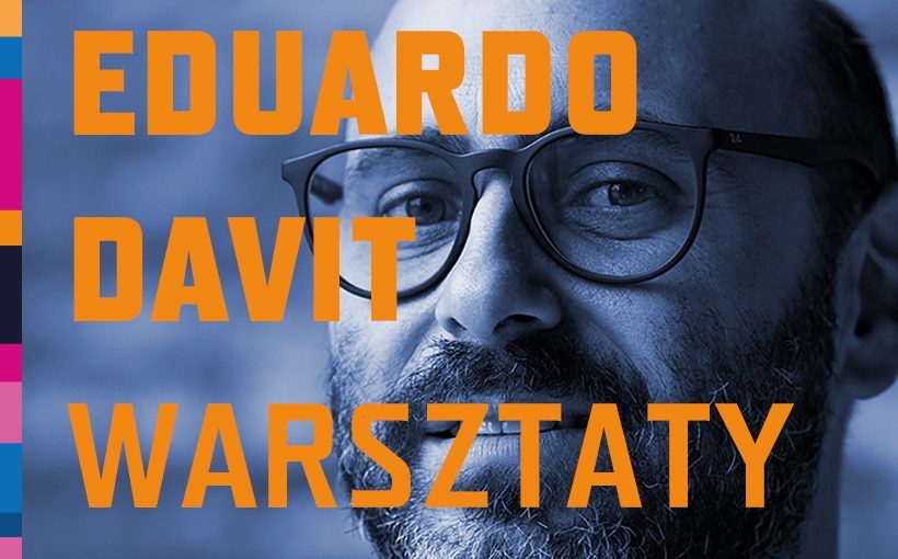 Zbliżenie na mężczyznę w okularach i z brodą, na którym widnieje duży pomarańczowy napis „EDUARDO DAVIT WARSZTATY”. Zdjęcie ma niebieski filtr. Po lewej stronie widoczne są kolorowe pionowe paski.