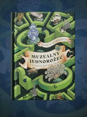 Okładka książki „Muzealny Jednorożec” autorstwa Marty Norenberg, przedstawiająca ilustrację zielonego labiryntu z żywopłotu, w którym rozrzucone są różne drobne przedmioty.