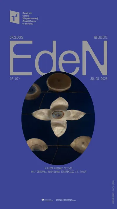 Plakat promujący wystawę sztuki zatytułowaną „EdeN” autorstwa Grzegorza Wełnickiego, na którym widnieją abstrakcyjne kompozycje z okrągłymi kształtami na niebieskim tle. Termin wystawy: od 3 lipca do 30 sierpnia 2026 r. w galerii w Toruniu w Polsce.