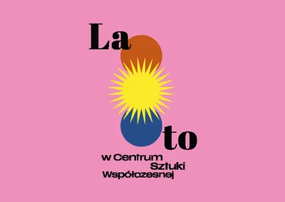 Logo z napisem „Lato w Centrum Sztuki Współczesnej” w czarnym kolorze, umieszczonym na trzech nakładających się na siebie okręgach — brązowym, żółtym z kolcami oraz niebieskim — na różowym tle.