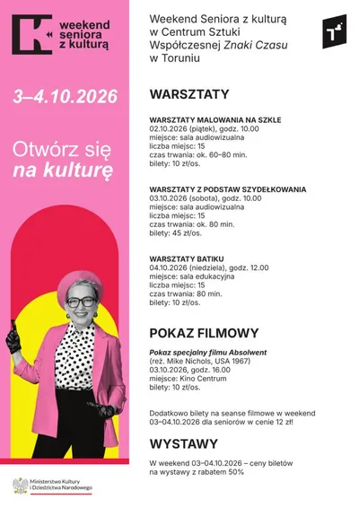 Plakat w języku polskim promujący wydarzenie „Weekend Seniora z kulturą” w Toruniu, zawierający informacje o warsztatach artystycznych, projekcji filmowej, harmonogramie, miejscach wydarzeń oraz danych kontaktowych; na plakacie widnieje zdjęcie starszej kobiety z różowymi włosami i w okularach.