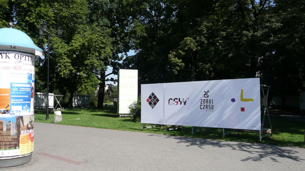 Pokonkursowa plenerowa wystawa logotypów dla CSW - wystawa