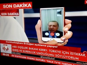 przemawiajacy-ze-smartfona-prezydent-turcji