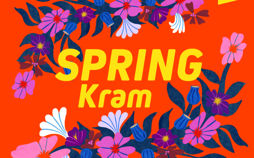 Żółty napis Spring kram na czerwonym tle, otoczony graficznymi kwiatami – różowymi, fioletowymi, niebieskimi i białymi.