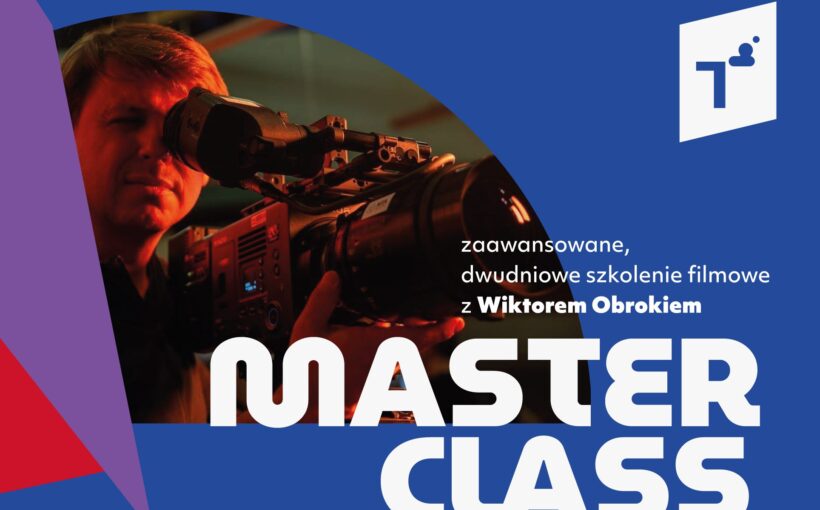 Niebieska grafika, biały napis Master Class zaawansowane dwudniowe szkolenie filmowe z Wiktorem Obrokiem. W centrum grafiki ciemne zdjęcie mężczyzny z kamerą przy oku.
