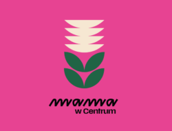 Różowe tło, a na nim stylizowany, minimalistyczny biały kwiat o czterech zielonych liściach. Pod nim napis "Mama w centrum". W prawym górnym rogu logotyp CSW w Toruniu.