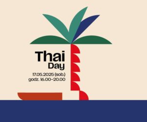 Minimalistyczna grafika. W centrum samotna palma o pięciu liściach rośnie na malutkiej wyspie pośrodku wody. Obok napis Thai Day, 17.05.2025 (sob.), godz. 16:00-20:00.