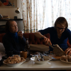 Honorata Martin, Czyszczenie kości z babcią Halinką, 2015, wideo, 12'58''. Dzięki uprzejmości artystki
