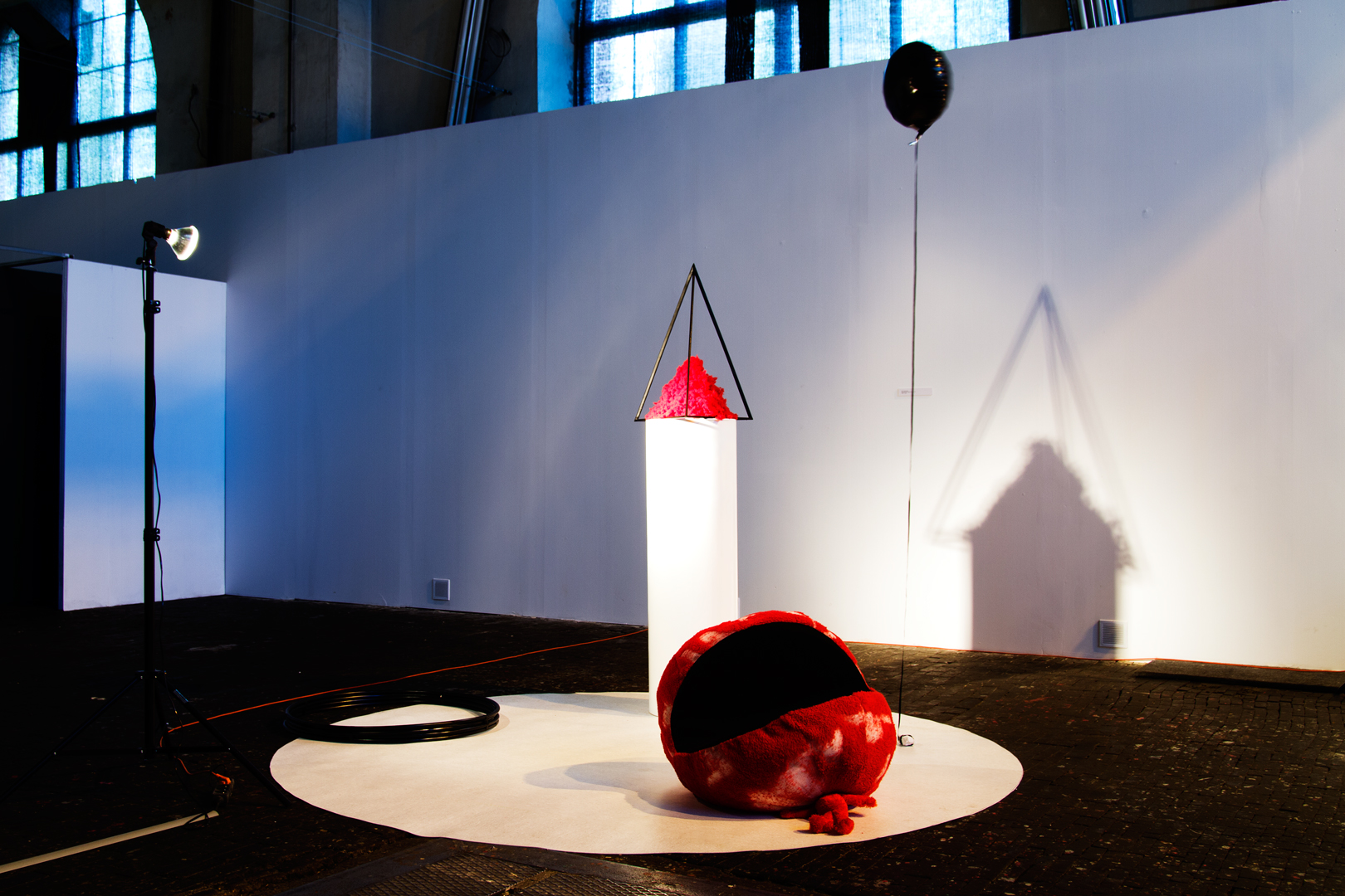 Piotr Grabowski, Naked Flame, 2013, instalacja, obiekty (PCV, tworzywa sztuczne, plusz, drewno, guma, światło)